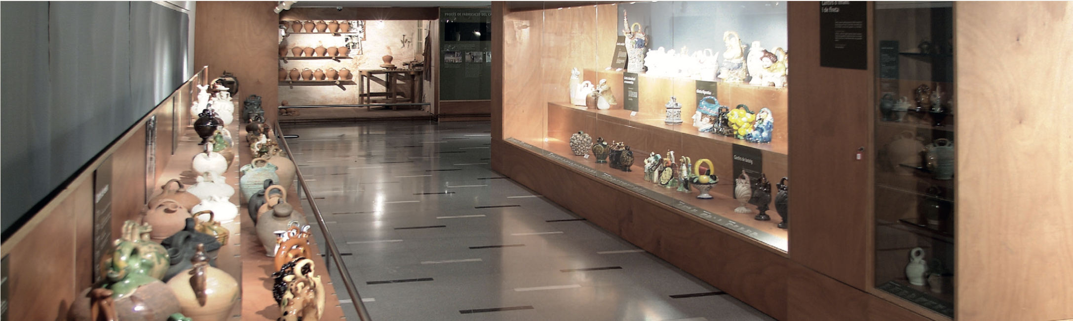 Interior del Museu del Càntir amb vitrines d'exposició